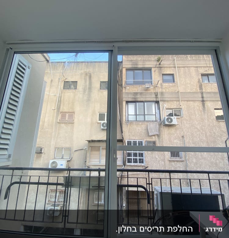 חלון אלומיניום עם מסגרת ומעקה ברזל